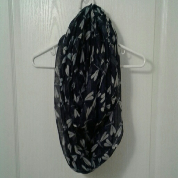 Accessories - 🤩3/$15 NWOT-Beautiful dragonfly infinity scarf